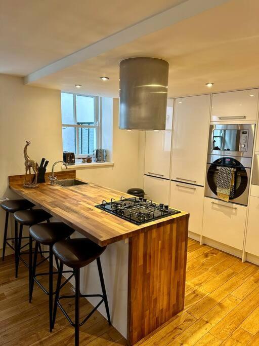 Opulent Oasis In London Apartment Exterior foto